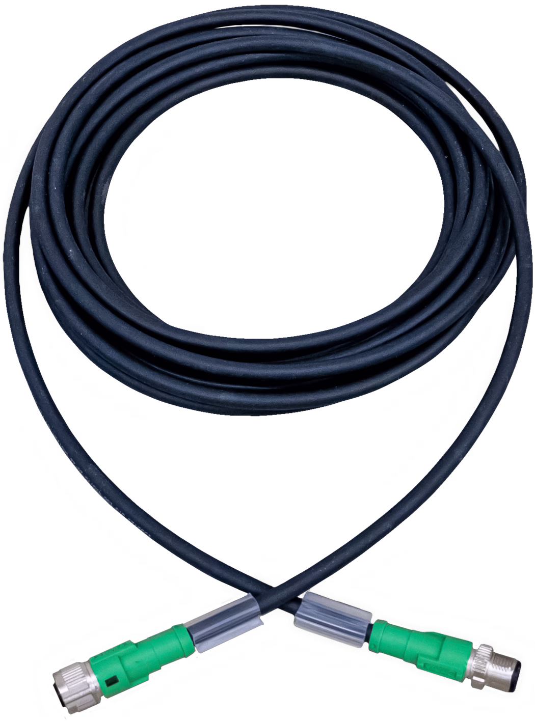 WOLFF_Dummy_171792_Connecting cable remote control_2025-08 Aufgerolltes schwarzes Kabel mit zwei grünen Steckern: Ein langes, gummibeschichtetes schwarzes Kabel, ordentlich zu einer runden Schlaufe auf einem weißen Hintergrund aufgerollt. An beiden Enden befinden sich grüne Kunststoffstecker mit silbernen, gerillten Metallkupplungen und kurzen grauen Knickschutzhülsen; das Kabel bildet an der Unterseite eine herzähnliche Form, wo sich die beiden Enden kreuzen. Die Oberfläche des Kabels zeigt leichte Struktur und leichte Gebrauchsspuren. Das Bild ist freigestellt auf weißem Hintergrund und von oben aufgenommen, sodass die gesamte Spule und die Stecker sichtbar sind. Geeignet für Produktdarstellungen und technische Beschreibungen.