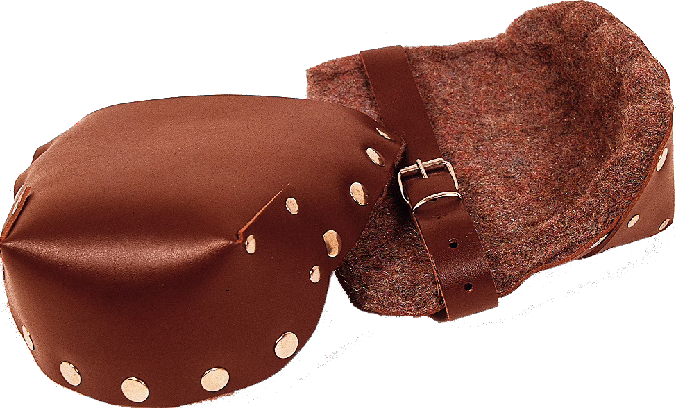 WOLFF_Dummy_15813_knee protectors leather_2025-08 Zwei braune Leder-Schutzhüllen mit Filzfütterung und Metallnieten, eine offen liegend, sodass das weiche, wollartige Innenfutter sichtbar ist, verbunden durch einen Lederriemen mit verstellbarer Metallschnalle, auf weißem Hintergrund fotografiert.