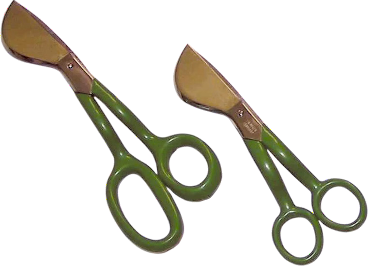 WOLFF_Dummy_15653_napping shears_2025-08 Ein Paar Vintage-Scheren mit grünen Griffen und breiten, messingfarbenen Klingen, dargestellt in zwei Größen auf weißem Hintergrund. Die Metallscheren haben ovale Griffschlaufen, leicht angewinkelte Klingen und sichtbare Gebrauchsspuren.
