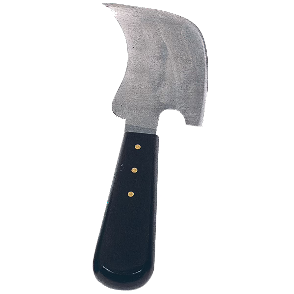WOLFF_Dummy_13452_quarter moon knife angled_2025-08 Kleines kurzes Messer mit gebogener, kräftiger Metallklinge mit ausgeprägtem Haken und halbkreisförmiger Einkerbung nahe dem Griff; glänzender schwarzer Griff mit drei Messingnieten. Die Klinge besteht offenbar aus Edelstahl mit matter (satinierten) Oberfläche.