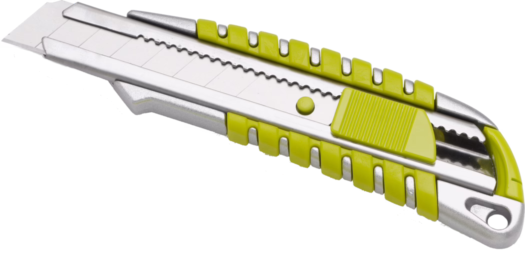WOLFF_Dummy_55030_Break-off knife_22025-08 Nahaufnahme eines silbernen und gelben Cuttermessers mit einrastbarer, abbrechbarer Segmentklinge, Metallkörper und geriffeltem gelben Kunststoffschieber, freigestellt auf weißem Hintergrund.