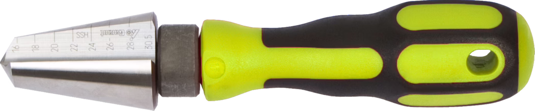 WOLFF_Dummy_87831_15807_Hole cutter_2025-08 Ein handgehaltener, abgestufter konischer Metall-Entgrater bzw. Kegelbohrer mit ergonomisch geformtem, zweifarbigem Softgrip-Griff. Das Werkzeug besteht aus einem konischen Mehrdurchmesser-Edelstahlkegel mit eingravierten Maßmarkierungen entlang der schrägen Fläche (sichtbare Größen ungefähr 16 bis 30,5 mm), einem kurzen sechskantigen Verriegelungsring am Kegelgrund und einem leuchtend gelben, schwarz überformten Gummigriff mit profilierter Fingermulde und Aufhängebohrung am Griffende. Die Metalloberfläche ist glatt und leicht reflektierend; der Grifflayer aus zwei Materialien bietet verbesserten Halt und Kraftübertragung. Abgebildet in Seitenansicht vor weißem Hintergrund wirkt das Werkzeug sauber und einsatzbereit zum Aufweiten von Löchern, Entgraten oder Senken.