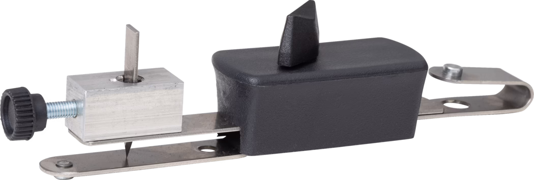 Nahaufnahme eines kleinen mechanischen Riegel- bzw. Klemmbaukastens: eine Metallbefestigungsplatte mit einem rechteckigen Aluminiumblock, einer verstellbaren Schraube mit schwarzem Kunststoffknopf und einem schwarzen Kunststoffgehäuse mit einem dreieckigen Metallriegel; auf weißem Hintergrund abgebildet, wirkt wie ein Fenster- oder Türverschluss bzw. eine Klemme.