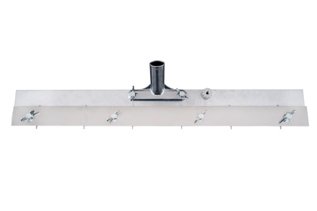 Ein robuster Metallschieberkopf für den Boden, fotografiert vor weißem Hintergrund. Das Produkt besteht aus einer langen, rechteckigen, verzinkten Stahlblende mit einer zentralen, röhrenförmigen Aufnahme für einen Stiel, montiert auf einer verstärkten Halterung. Ein austauschbarer Gummi- oder Filzstreifen ist an der unteren Kante befestigt und mit mehreren Flügelmuttern und kleinen Schrauben an der Vorderseite gesichert. Die Oberfläche zeigt eine rohe Metalloptik und sichtbare Befestigungselemente; das Design dient dem Glätten, Abziehen oder Entfernen von Wasser, Schlamm und Schmutz auf Böden bei Bau- und Reinigungsarbeiten.