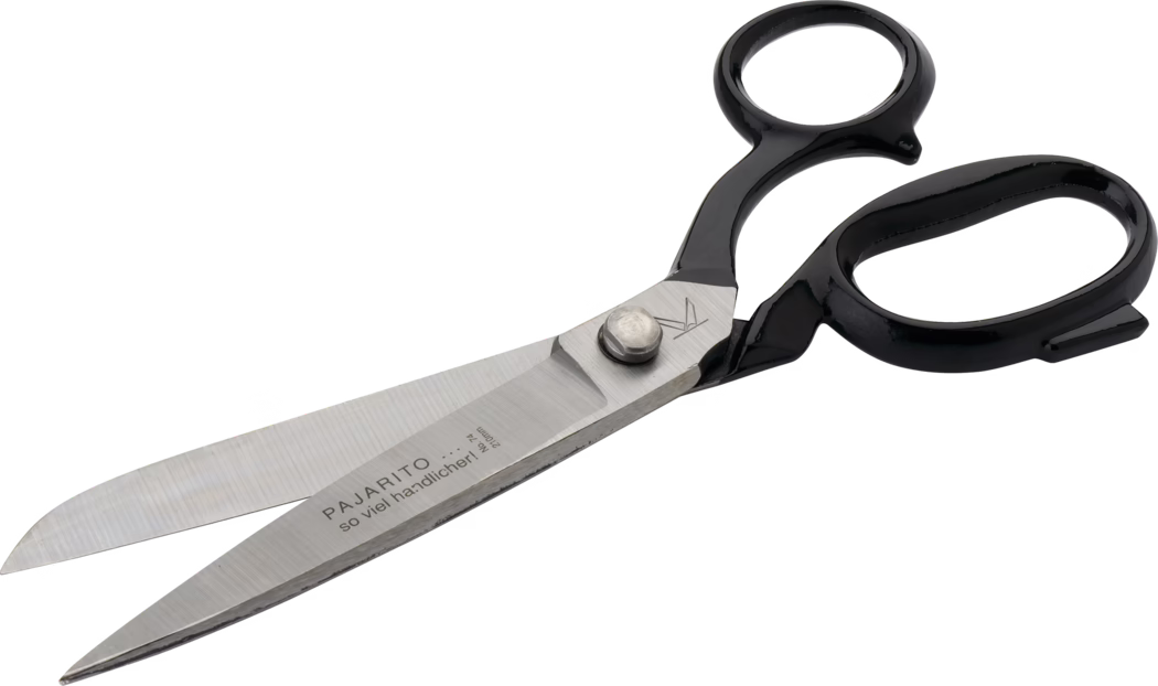 WOLFF_Dummy_36432_34512_21536_Linoleum scissors_2025-08 Nahaufnahme einer Schere für Schneiderarbeiten mit langen Klingen aus Edelstahl und glänzend schwarzen Griffen, teilweise geöffnet auf weißem Hintergrund; sichtbare Schraubverbindung und eingravierter Markenname auf der Klinge.