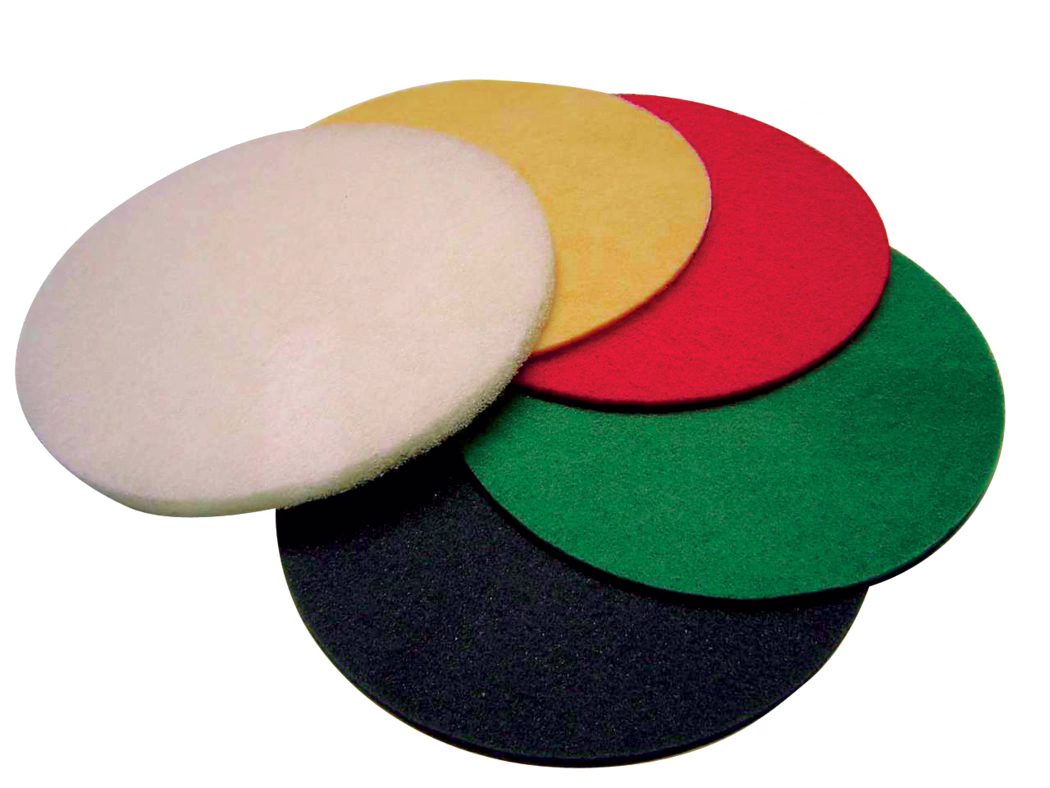 Nahaufnahme von fünf kreisrunden Bodenpolierpads, die leicht überlappend gestapelt auf weißem Hintergrund liegen. Die Pads bestehen aus faserigem Schleif- oder Poliermaterial, haben eine gleichmäßige Dicke und abgerundete Kanten; von oben nach unten sind die sichtbaren Farben Weiß, Gelb, Rot, Grün und Schwarz. Das Bild betont Textur und Farbkontrast und deutet auf den Einsatz mit Rotations-Bodenmaschinen zum Reinigen, Schrubben, Polieren oder Finishen harter Böden hin.