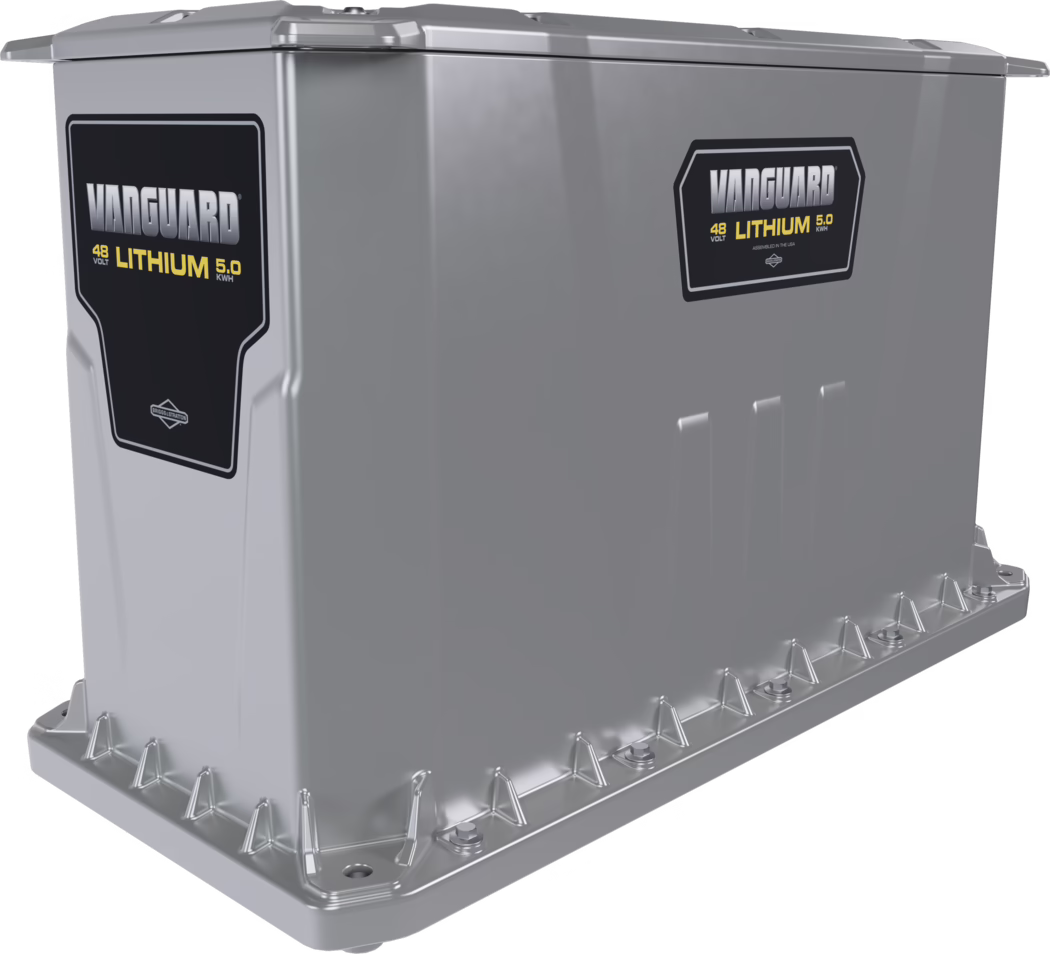 WOLFF_Dummy_172588_Battery Li-Io 5kW-100Ah Independence_2025-08 Silbernes rechteckiges Metallgehäuse eines Vanguard-Lithium-Akkumoduls mit der Aufschrift 'VANGUARD 48 VOLT LITHIUM 5,0 kWh'. Robustes Industriegehäuse mit sichtbaren Montageflanschen und Schrauben an der Basis, glatter reflektierender Metalloberfläche, verstärkten Ecken und zwei schwarzen Produktetiketten mit auffälliger Markenkennzeichnung an den Seiten.