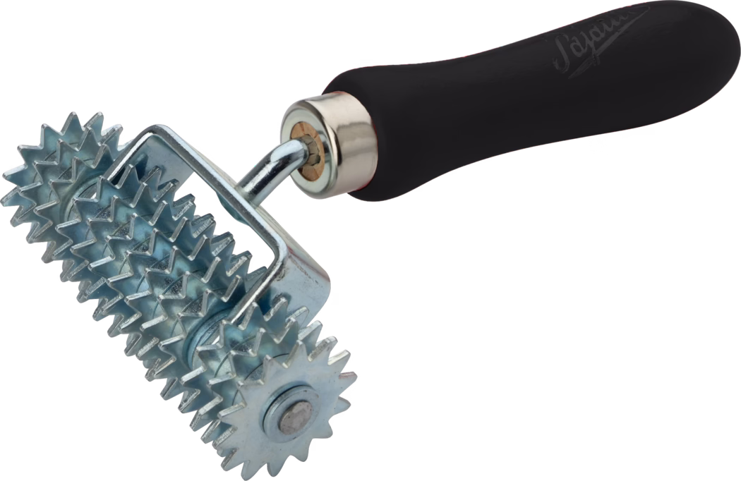 Nahaufnahme eines metallenen Nadelrollers mit mehreren ineinandergreifenden, sternförmigen Walzen und einem ergonomischen schwarzen Griff. Die verzinkten Walzen besitzen scharfe, gleichmäßig angeordnete Zähne auf mehreren kleinen, auf einer Achse drehbaren Rädern; sie sind in einem stabilen verchromten Rahmen befestigt, der über eine gebogene Metallschafft mit einem gepolsterten schwarzen Kunststoffgriff verbunden ist. Das Werkzeug ist vor weißem Hintergrund fotografiert und wird zum Andrücken von Nähten, Aufrauen von Oberflächen, Erzeugen von Texturen oder zur Verbesserung der Haftung bei Bodenbelägen, Tapezieren, Lederarbeiten oder Bastelarbeiten verwendet.