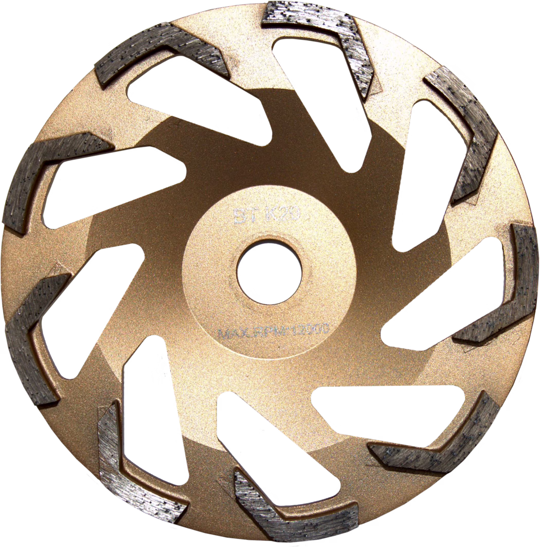 Nahaufnahme einer segmentierten Diamant-Schleiftellerscheibe, von oben fotografiert. Das Werkzeug besitzt einen metallic-gold lackierten Stahlkörper mit einem zentralen Spannloch und mehreren gebogenen, radialen Belüftungsausschnitten. Am äußeren Rand sind gleichmäßig verteilte, erhöhte Diamantsegmente mit einer dunkelgrauen, strukturierten Oberfläche und erkennbaren Gebrauchsspuren angebracht; sie sind in einem versetzten Spiralmuster angeordnet, um das Abtragen von Material zu unterstützen. Die Scheibenoberfläche zeigt ein mattes Metallfinish und schwach sichtbare Prägungen in der Mitte, die Herstellerkennzeichnungen und maximale Drehzahl angeben; Form und Segmente deuten auf den Einsatz zum Schleifen von Beton, Stein oder ähnlichen harten Materialien hin.