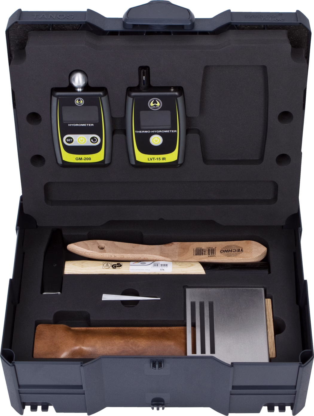 Aufsicht auf einen hartschäumig ausgekleideten Tragekoffer, in dem zwei tragbare elektronische Messgeräte in passgenauen Ausschnitten liegen: links ein GM-200 Hydrometer mit metallischer Sondenkugel und der Beschriftung 'HYDROMETER', rechts ein LVT-15 IR Thermo-Hygrometer mit Infrarotsensor und der Beschriftung 'THERMO-HYGROMETER'. Beide Geräte sind überwiegend schwarz mit gelben Akzentfeldern, kleinen LCD-Anzeigen und einfachen Bedientasten. Die umgebende Schaumstoffeinlage nimmt weiteres Zubehör auf, darunter Werkzeuge mit Holzgriffen, einen kleinen Metallkeil, eine rechteckige Metallplatte mit schmalen Schlitzen und ein braunes Lederetui; jedes Teil liegt in einer vormgeformten Mulde, die das Set fürs Transportieren schützt und ordnet. Die Darstellung betont die übersichtliche Anordnung, die kontrastierenden Materialien aus Schaumstoff, Kunststoff, Holz und Metall sowie die gut lesbare Beschriftung.
