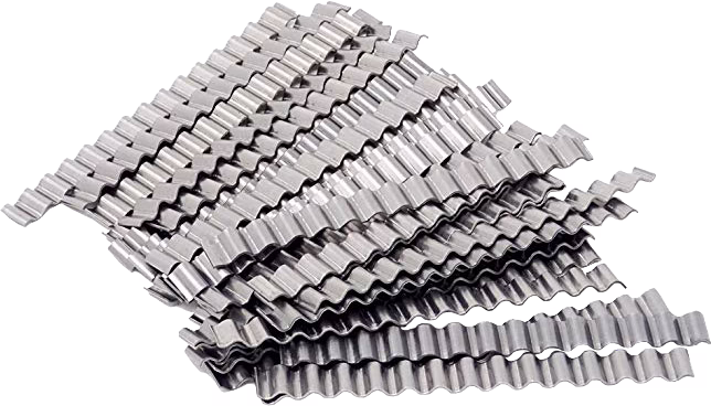 Nahaufnahme eines Stapels wellenförmiger Metallstreifen mit gewelltem Profil, silbergrauer Farbe und lichtreflektierender Oberfläche; die Streifen liegen unregelmäßig übereinander, zeigen scharfe Rippen und Rillen und bestehen vermutlich aus Edelstahl oder verzinktem Stahl für Bau- oder Industrieanwendungen.