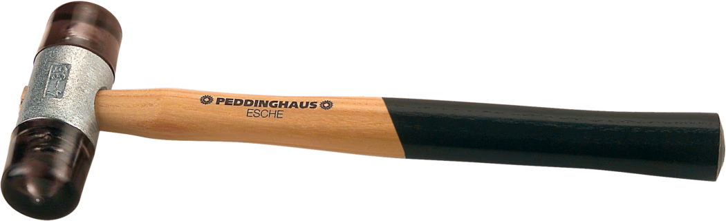 WOLFF_Dummy_80208_Soft-head hammer_2025-08 Ein doppelseitiger Gummihammer mit Holzstiel. Der Kopf besitzt an beiden Enden schwarze Gummischlagflächen, die von einer verzinkten Metallschelle gehalten werden. Der glatte Eschenstiel ist hellbraun, das Griffende schwarz lackiert, und auf dem Stiel stehen die Aufschriften PEDDINGHAUS und ESCHE in schwarzer Schrift. Das Werkzeug liegt waagrecht vor weißem Hintergrund und eignet sich für schonende Schläge, wenn ein Metallhammer die Oberfläche beschädigen könnte.