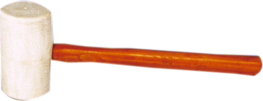 Weißer Gummihammer mit Holzgriff, liegend auf weißem Hintergrund.
